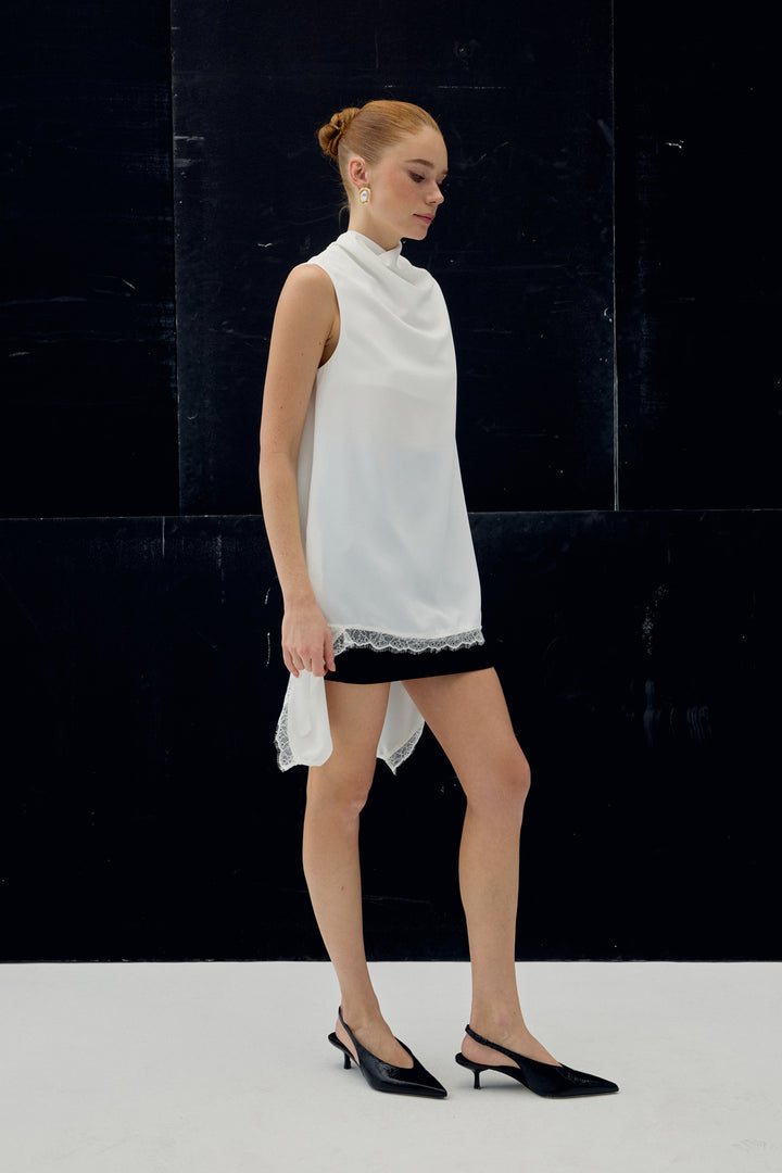 Sateen Blouse à Col Dégagé avec Détails en Dentelle - Écru