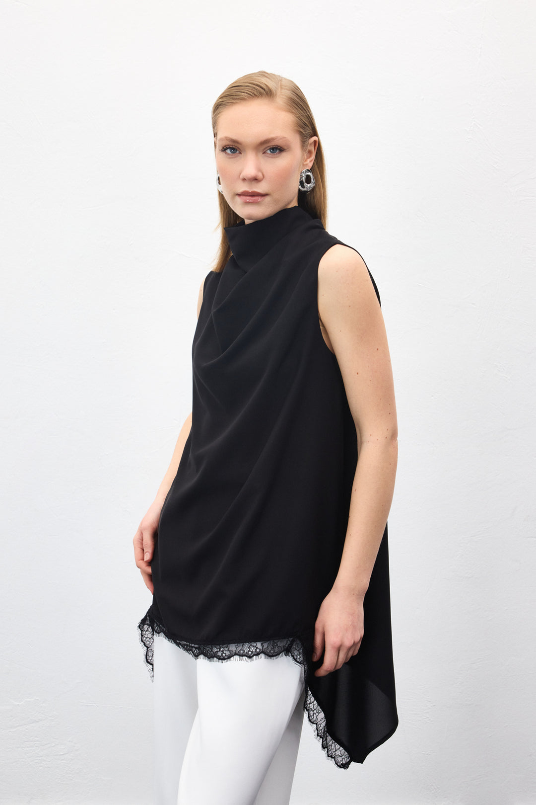 Sateen Blouse à Col Dégagé avec Détails en Dentelle - Noir