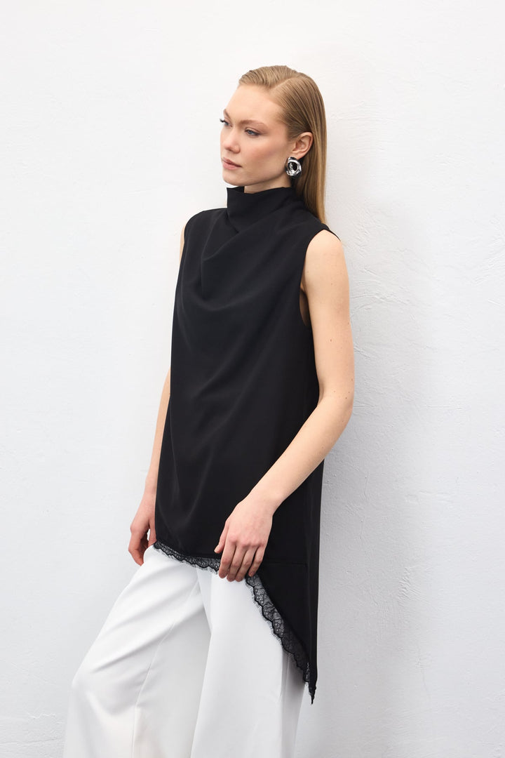 Sateen Blouse à Col Dégagé avec Détails en Dentelle - Noir