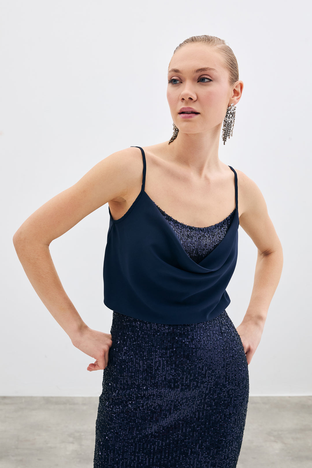Sateen Blouse à Col Dégagé - Bleu marine