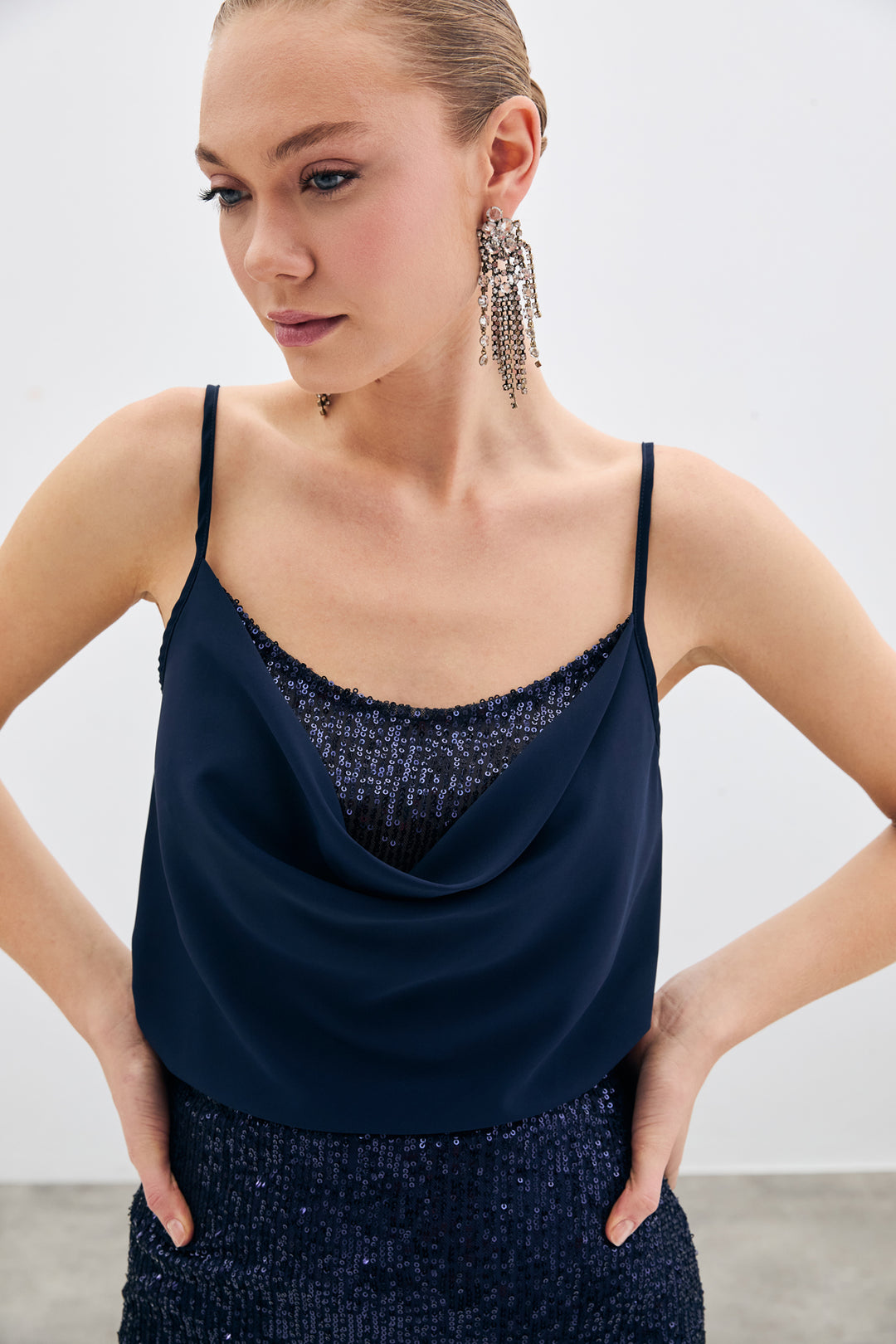 Sateen Blouse à Col Dégagé - Bleu marine