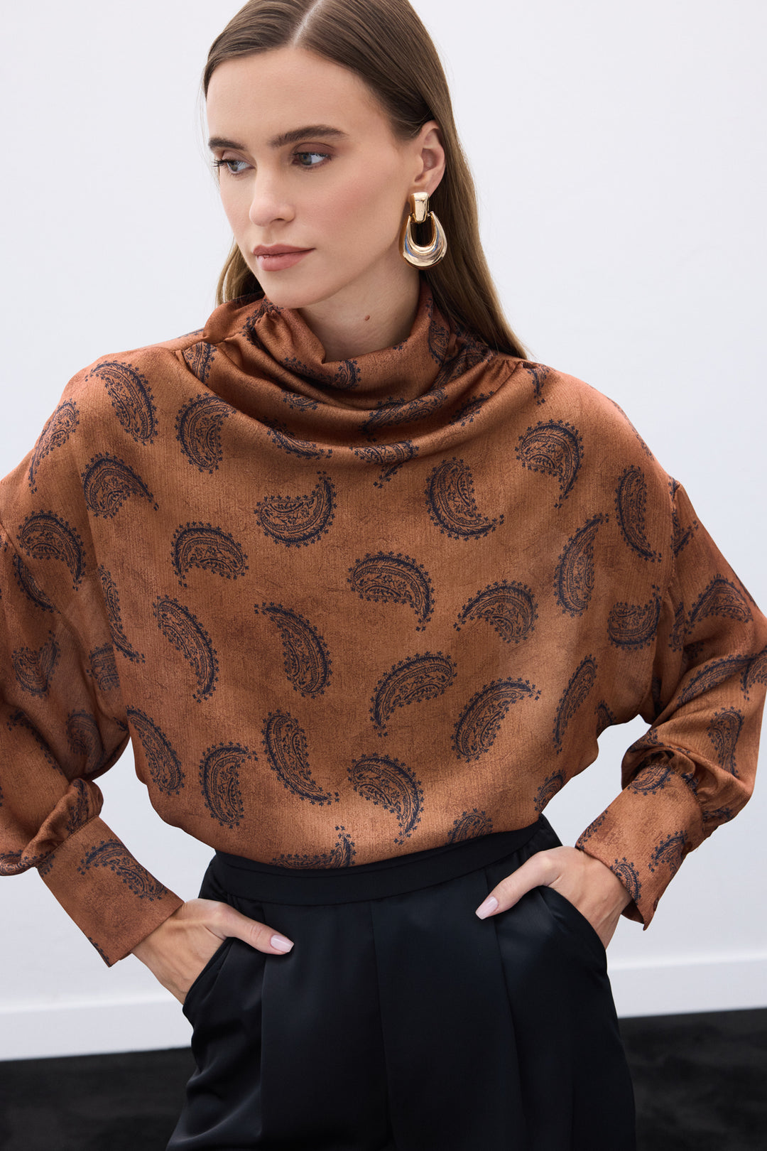 Sateen Blouse à col dégagé à motifs - Marron