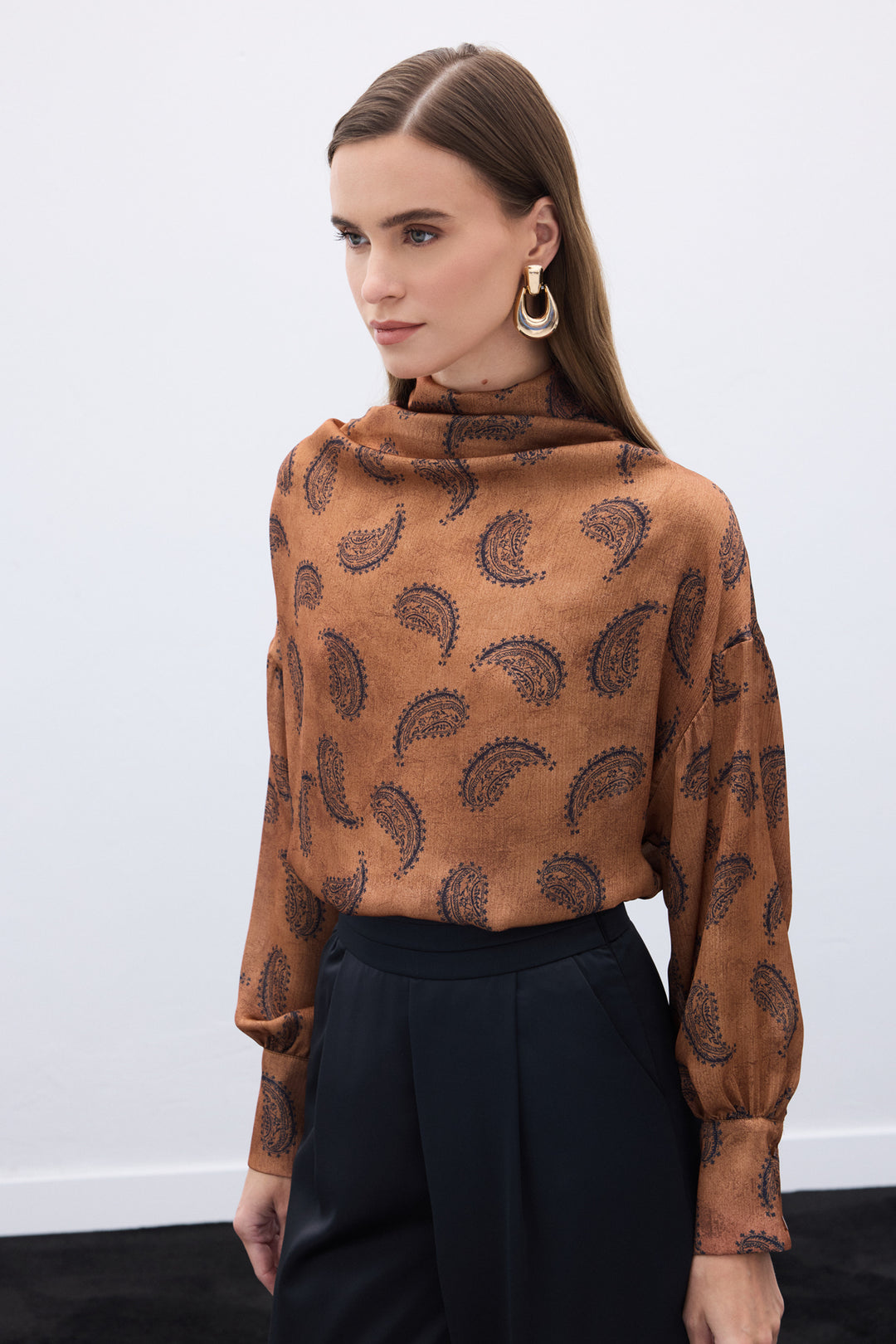 Sateen Blouse à col dégagé à motifs - Marron
