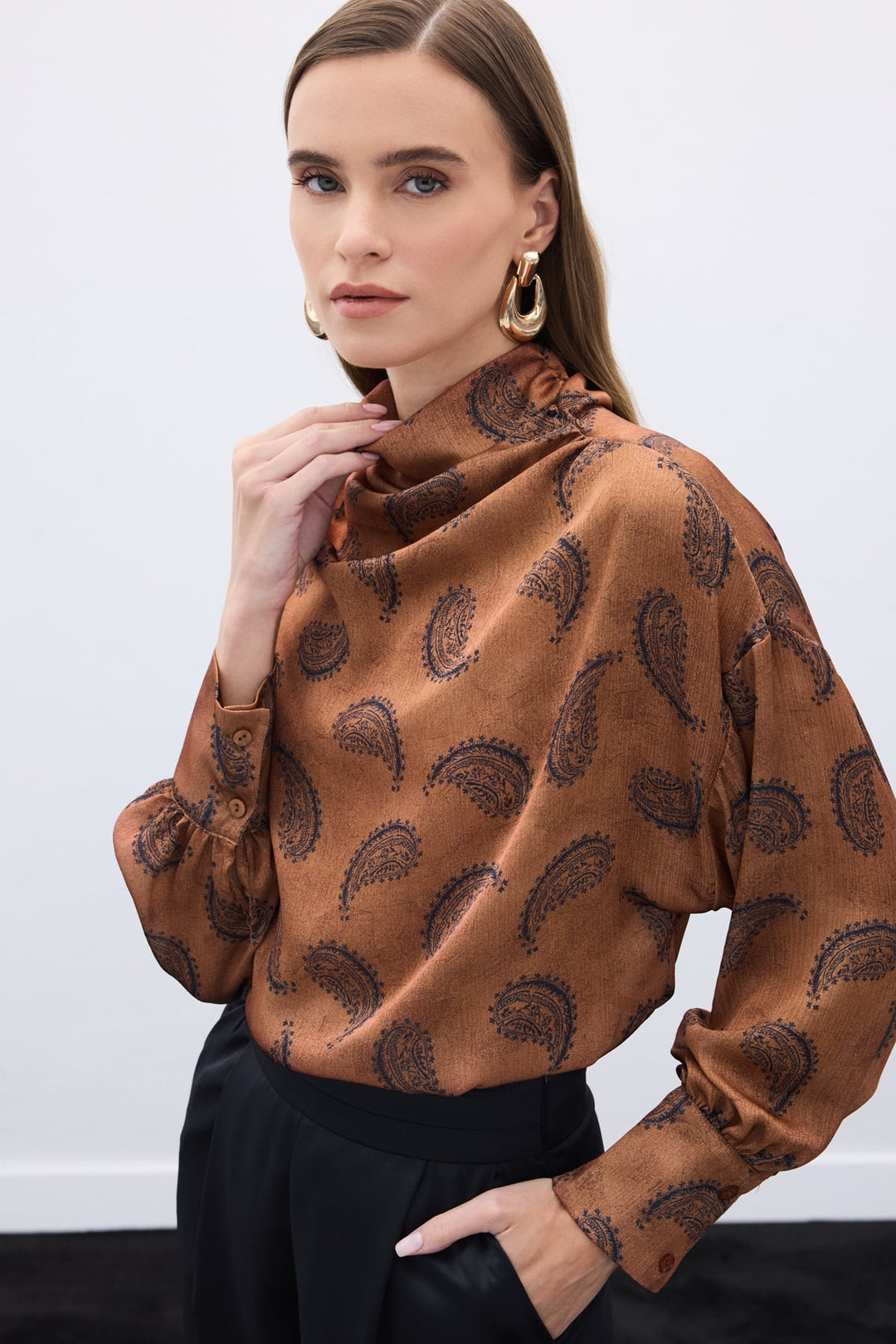 Sateen Blouse à col dégagé à motifs - Marron