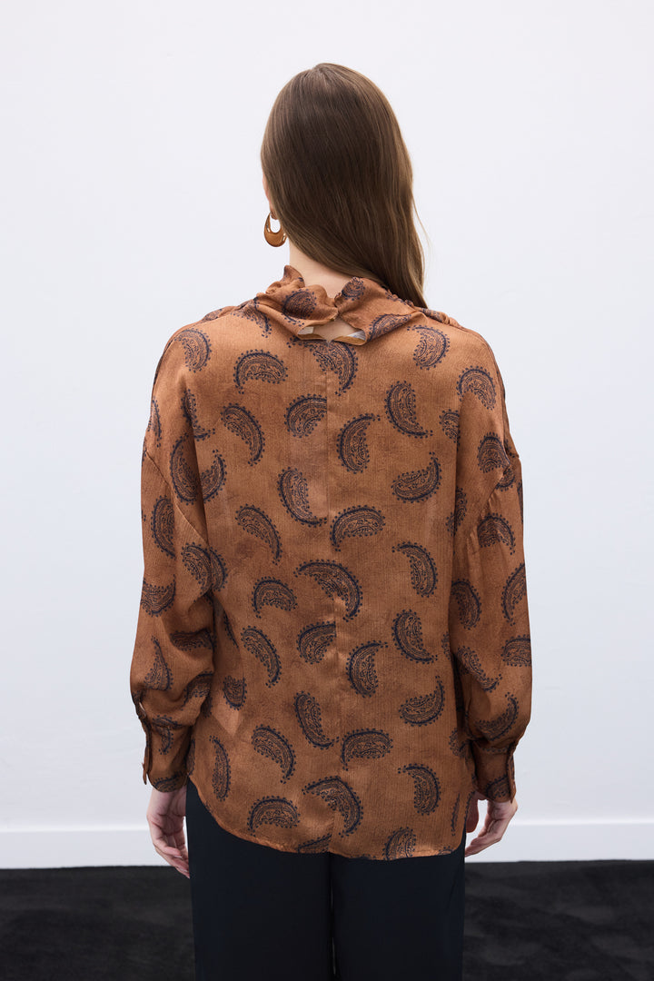 Sateen Blouse à col dégagé à motifs - Marron