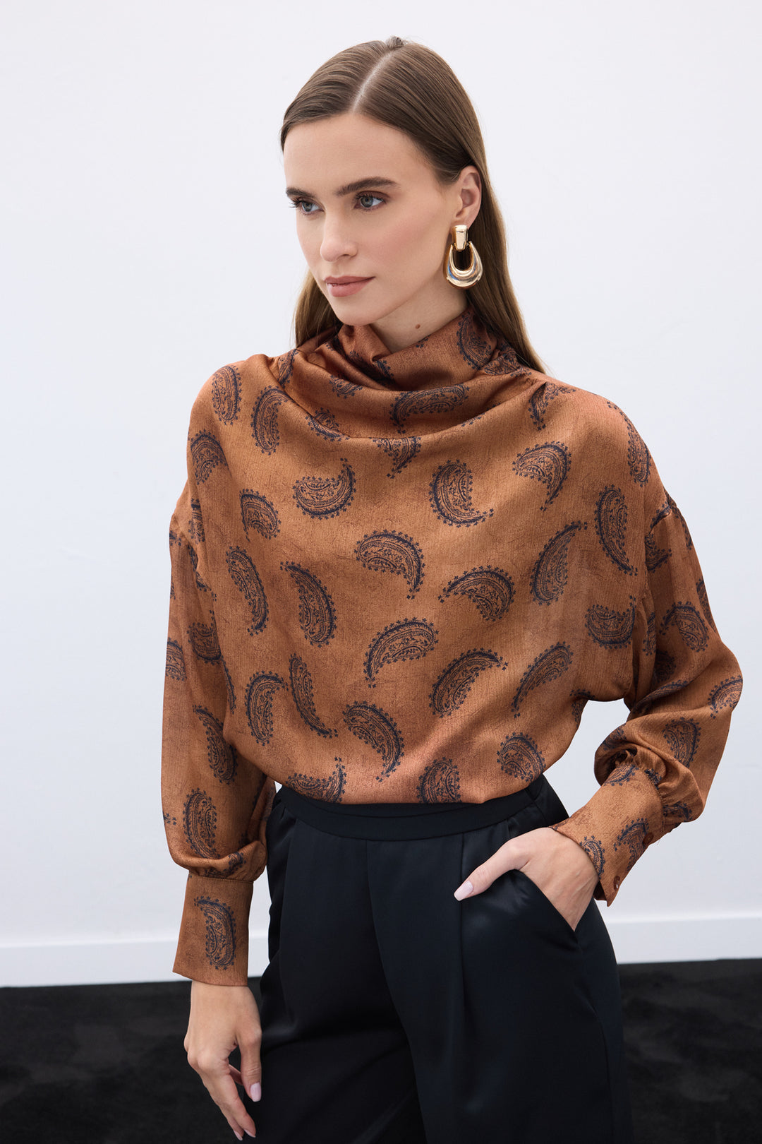 Sateen Blouse à col dégagé à motifs - Marron