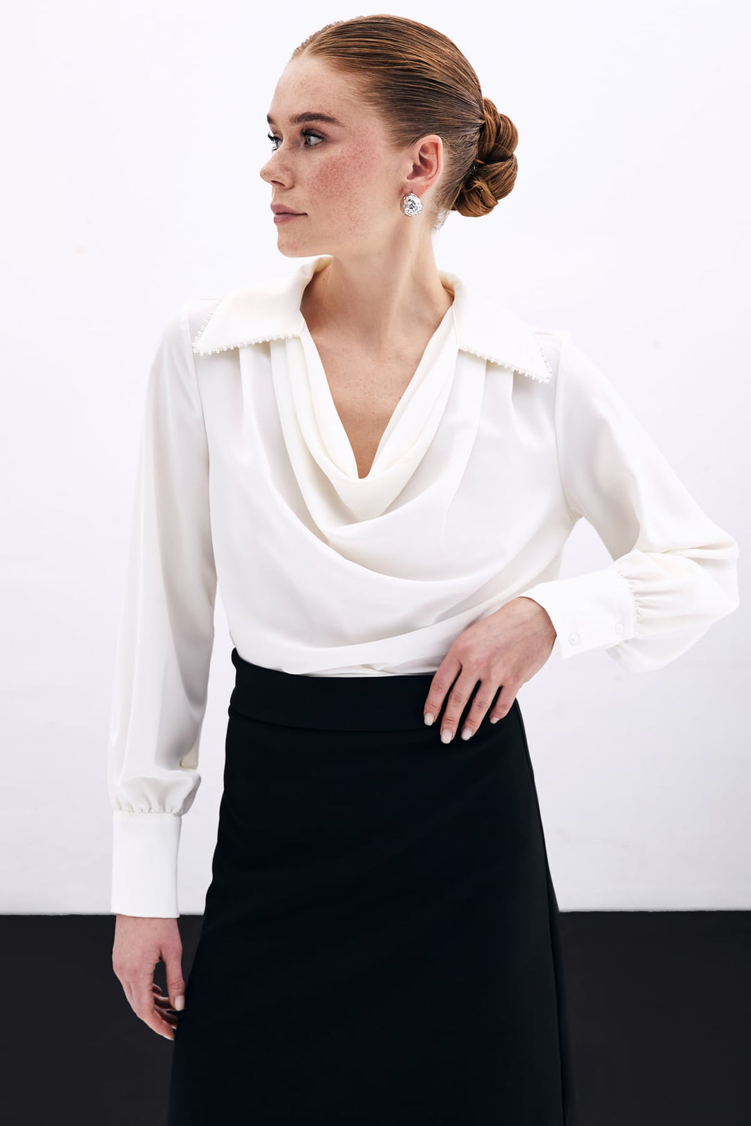 Sateen Blouse Ample avec Col Dégagé et Perles - Écru