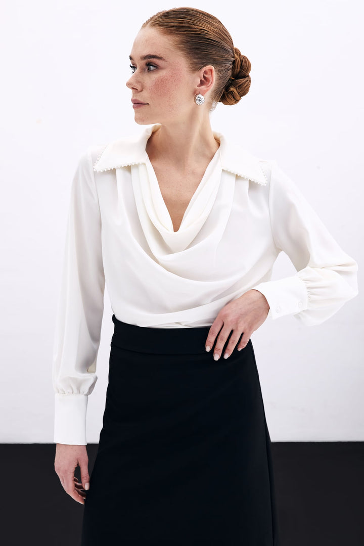 Sateen Blouse Ample avec Col Dégagé et Perles - Écru