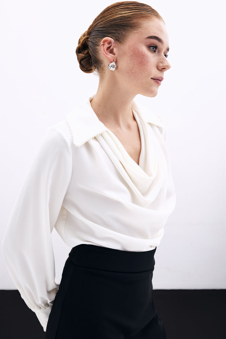 Sateen Blouse Ample avec Col Dégagé et Perles - Écru