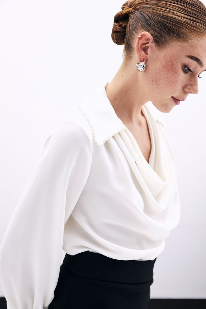 Sateen Blouse Ample avec Col Dégagé et Perles - Écru
