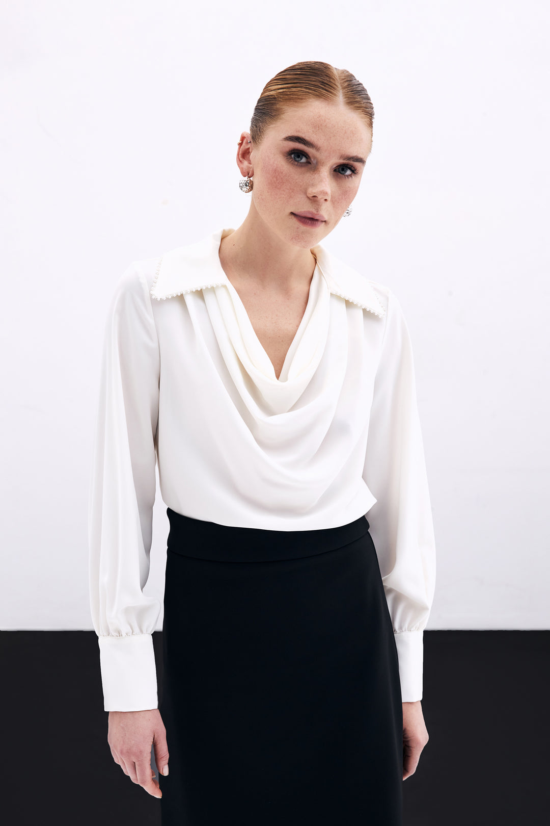 Sateen Blouse Ample avec Col Dégagé et Perles - Écru