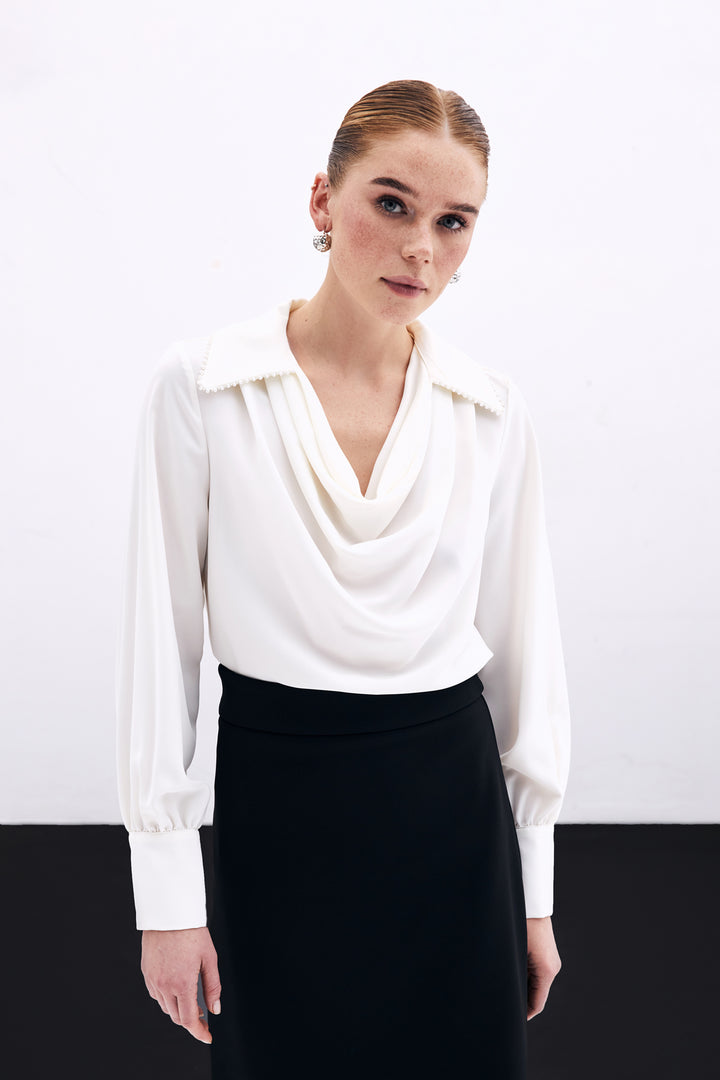 Sateen Blouse Ample avec Col Dégagé et Perles - Écru