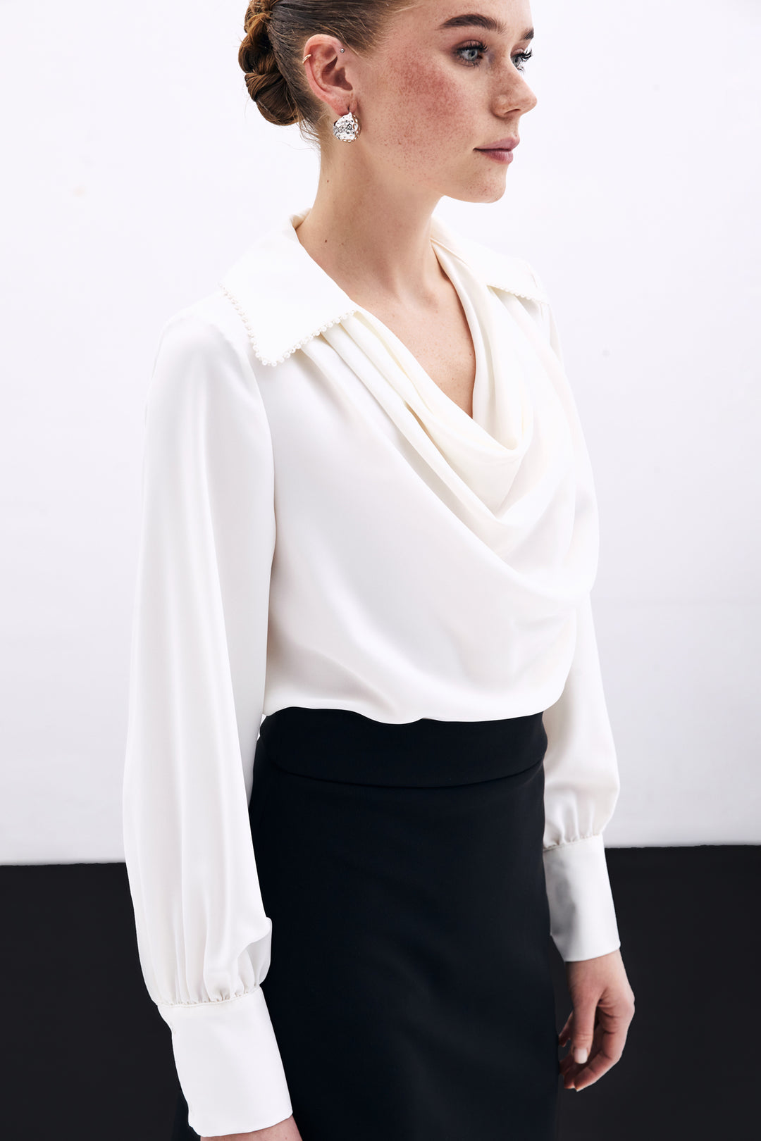 Sateen Blouse Ample avec Col Dégagé et Perles - Écru