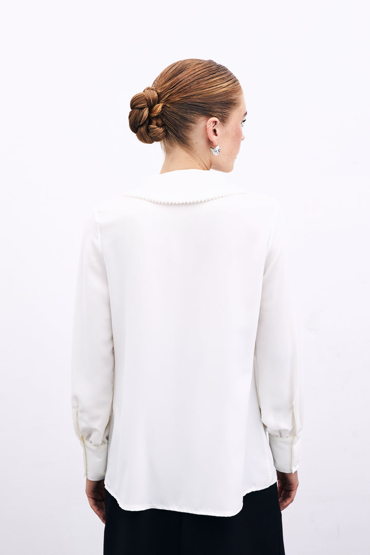 Sateen Blouse Ample avec Col Dégagé et Perles - Écru