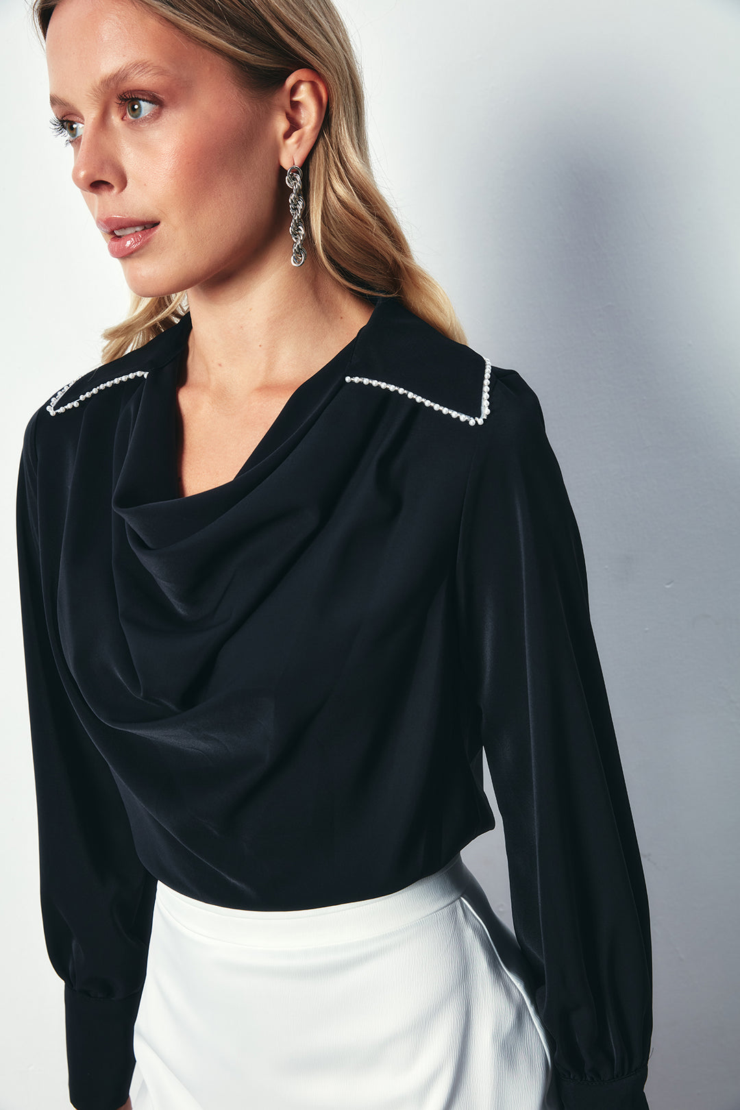 Sateen Blouse Ample avec Col Dégagé et Perles - Noir