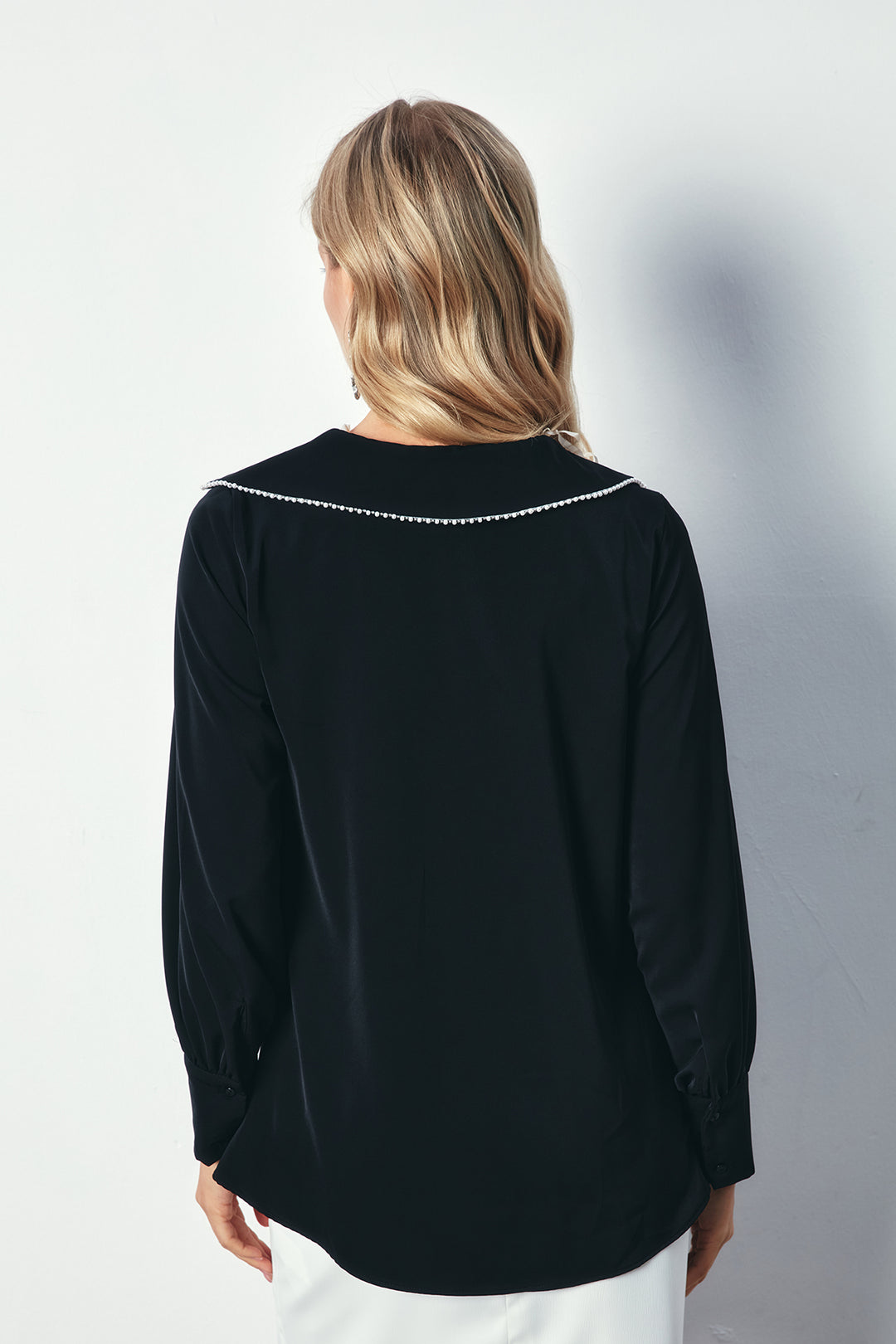 Sateen Blouse Ample avec Col Dégagé et Perles - Noir