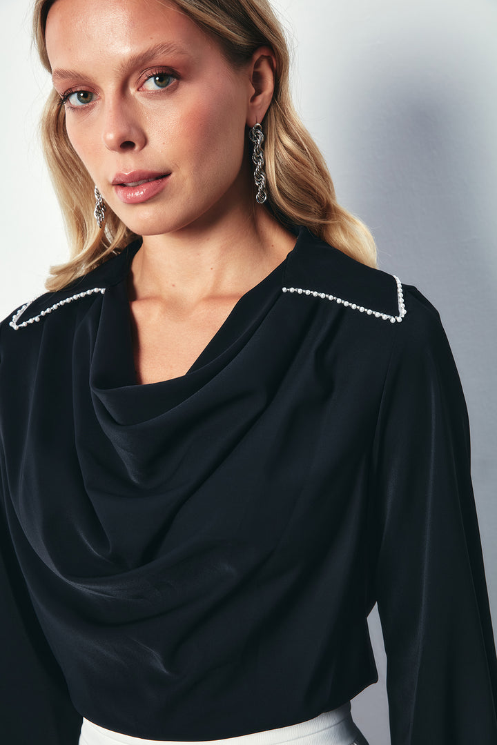 Sateen Blouse Ample avec Col Dégagé et Perles - Noir