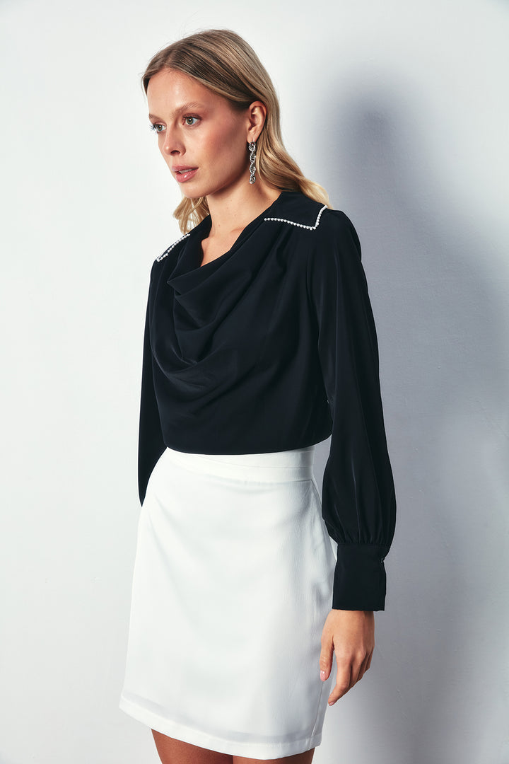Sateen Blouse Ample avec Col Dégagé et Perles - Noir