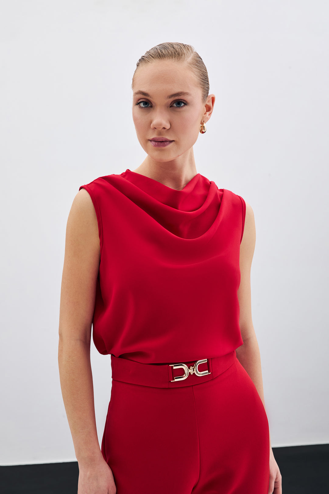 Sateen Blouse sans manches à col dégagé - Rouge