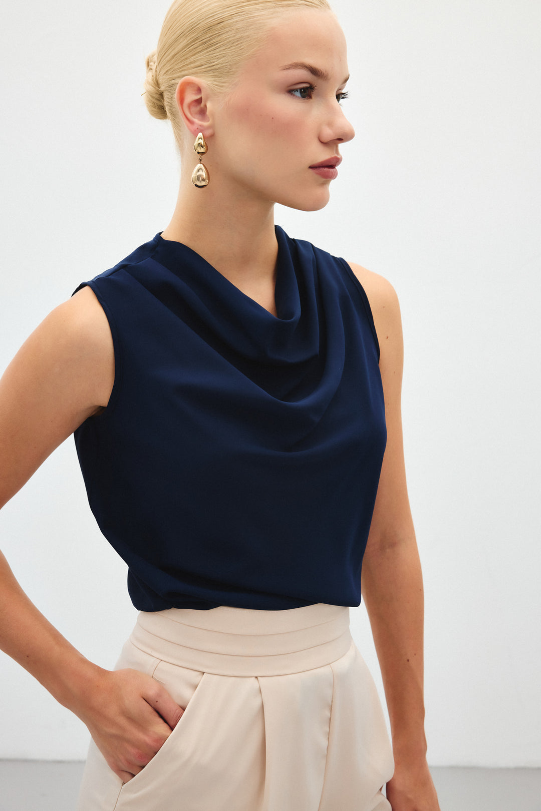 Sateen Blouse sans manches à col dégagé - Bleu marine