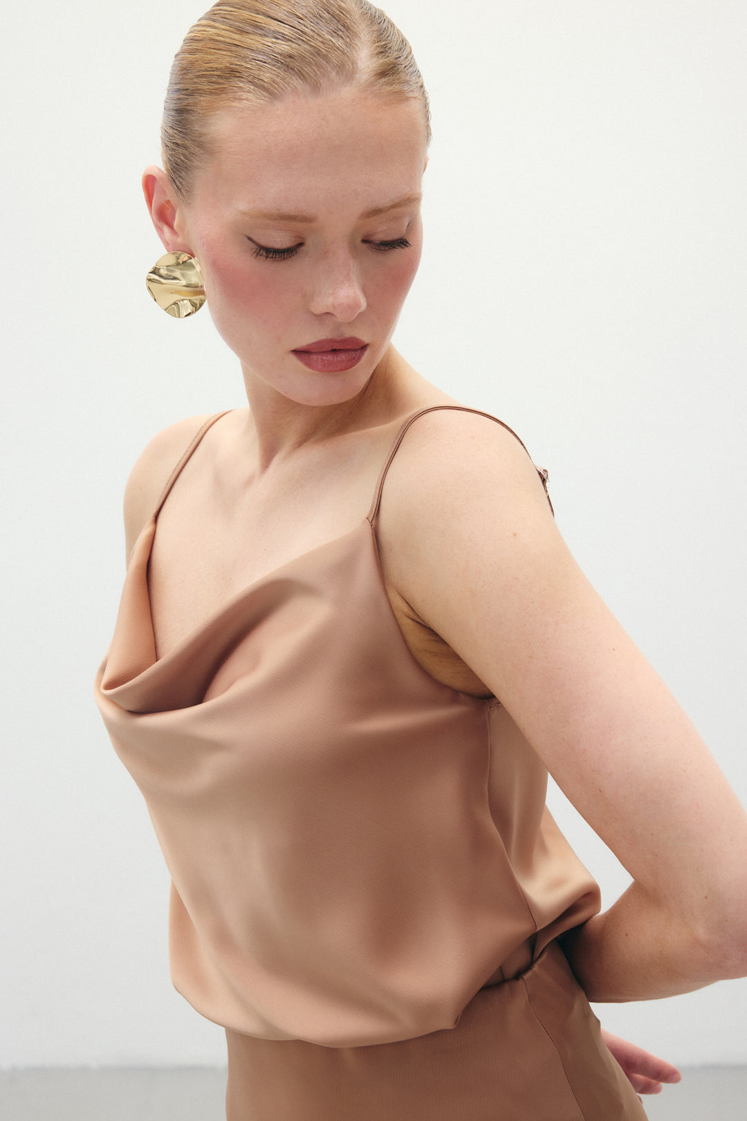 Sateen Blouse satinée à col dégagé - camel