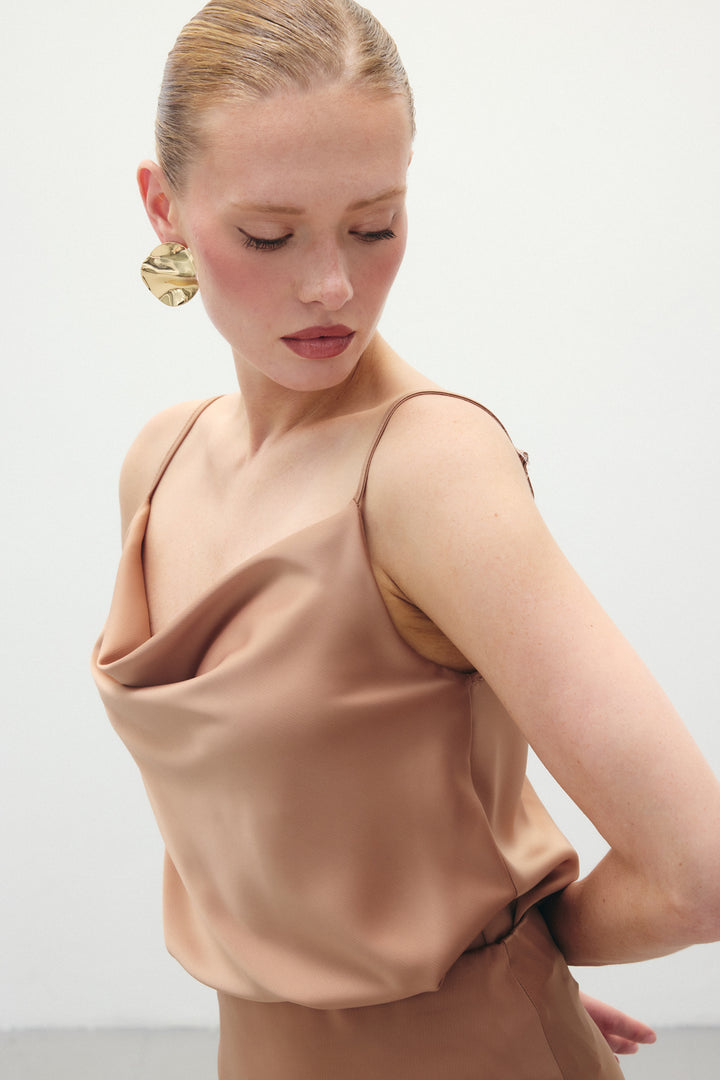 Sateen Blouse satinée à col dégagé - camel