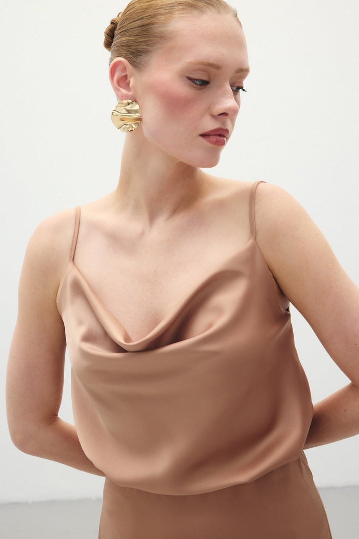Sateen Blouse satinée à col dégagé - camel