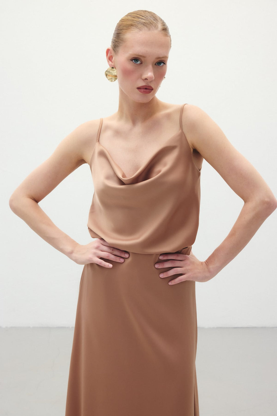 Sateen Blouse satinée à col dégagé - camel