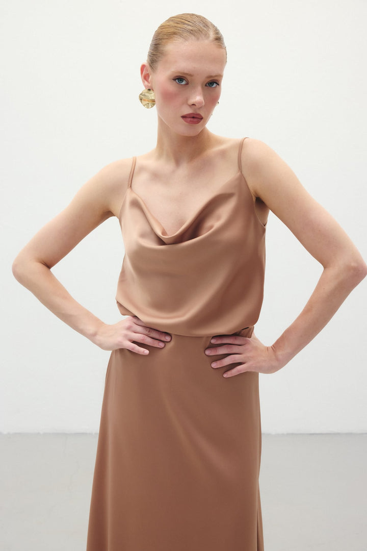 Sateen Blouse satinée à col dégagé - camel