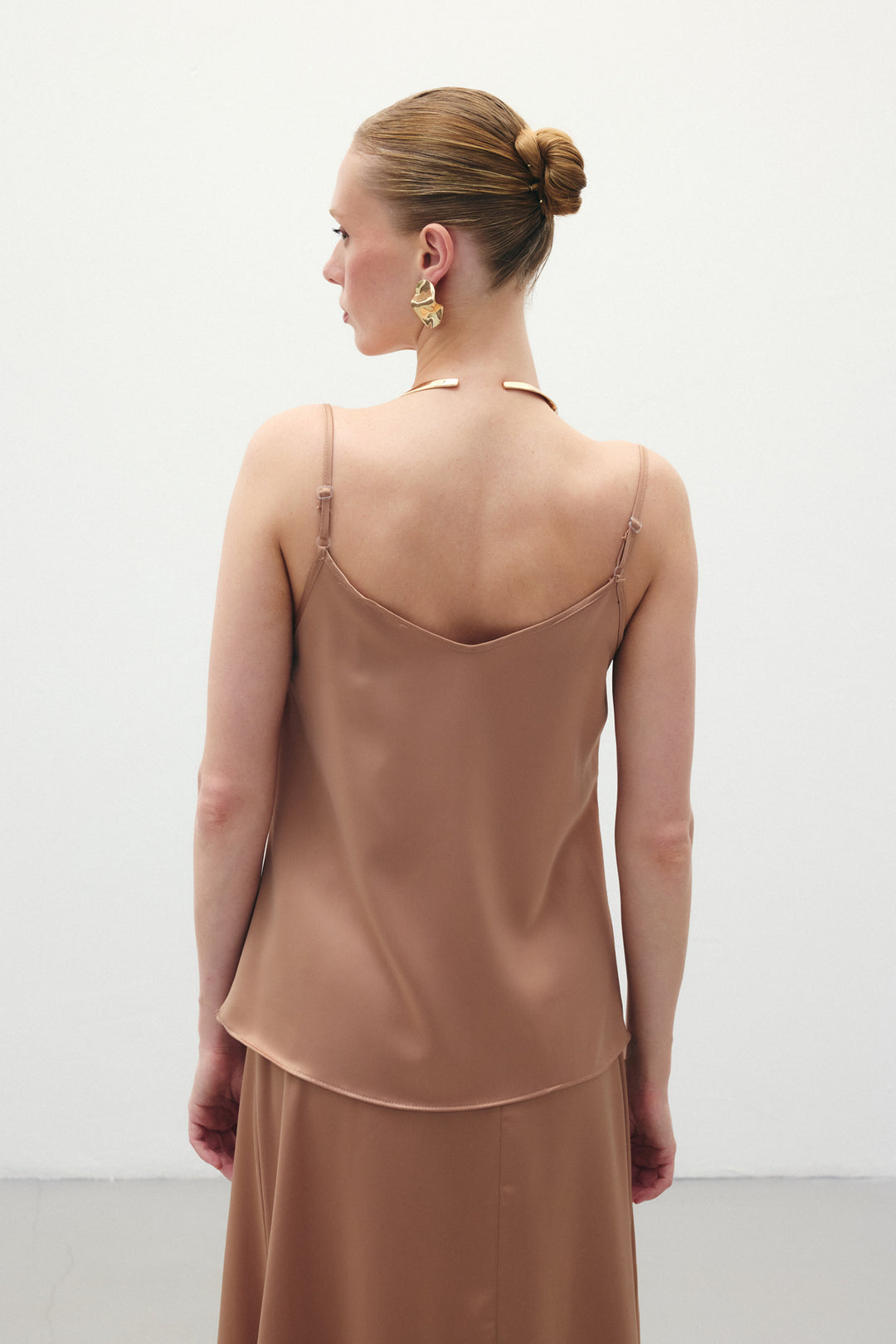 Sateen Blouse satinée à col dégagé - camel