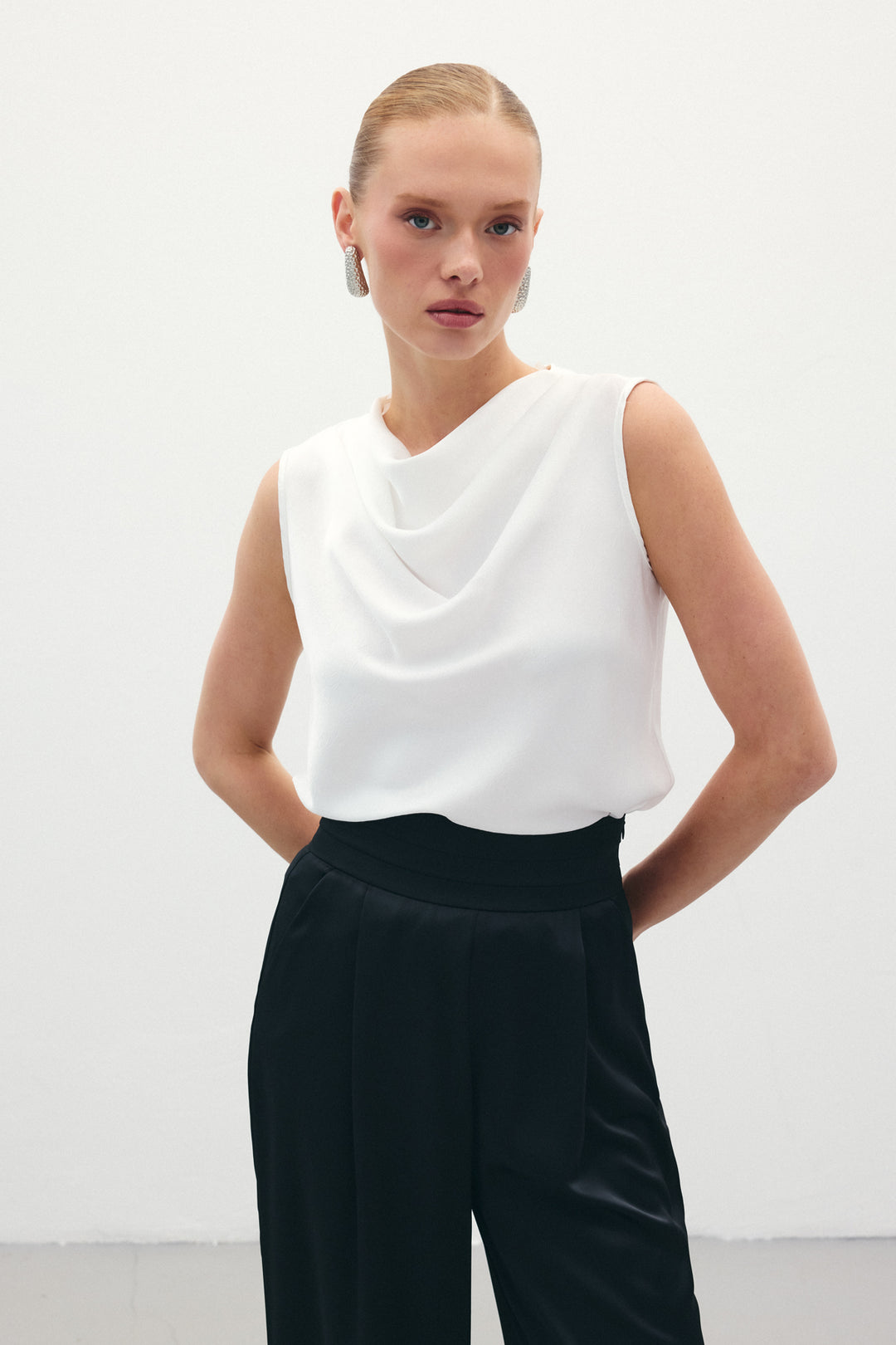 Sateen Blouse en satin à col dégagé - Écru