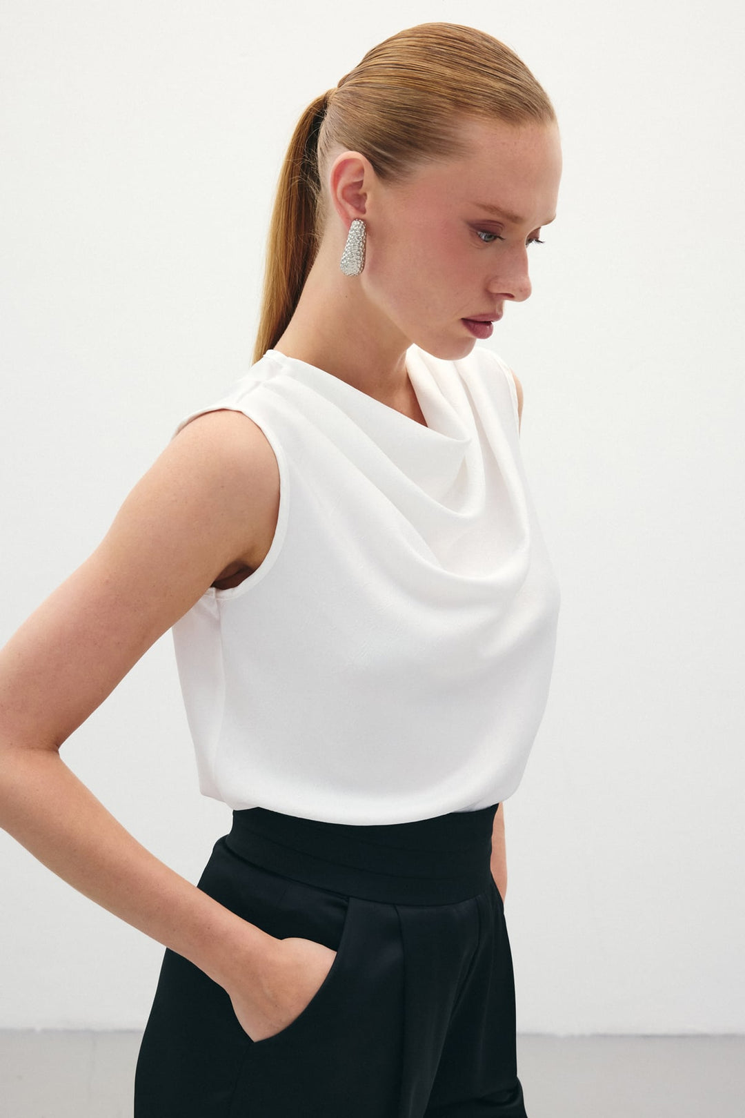 Sateen Blouse en satin à col dégagé - Écru