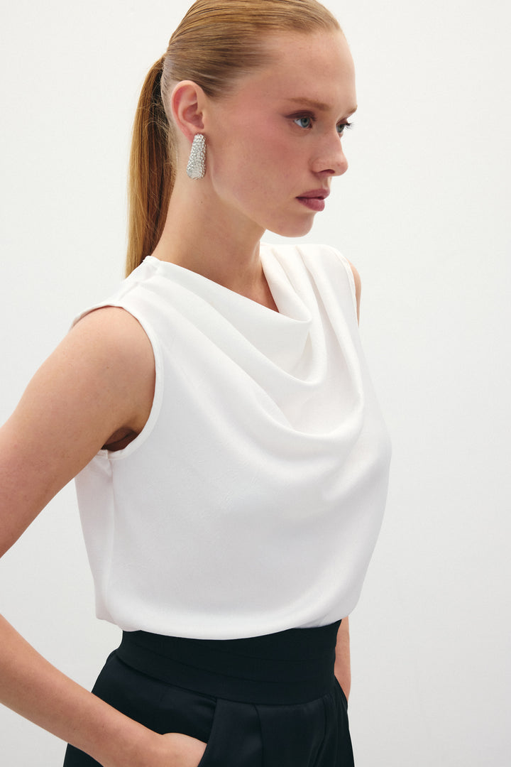 Sateen Blouse en satin à col dégagé - Écru