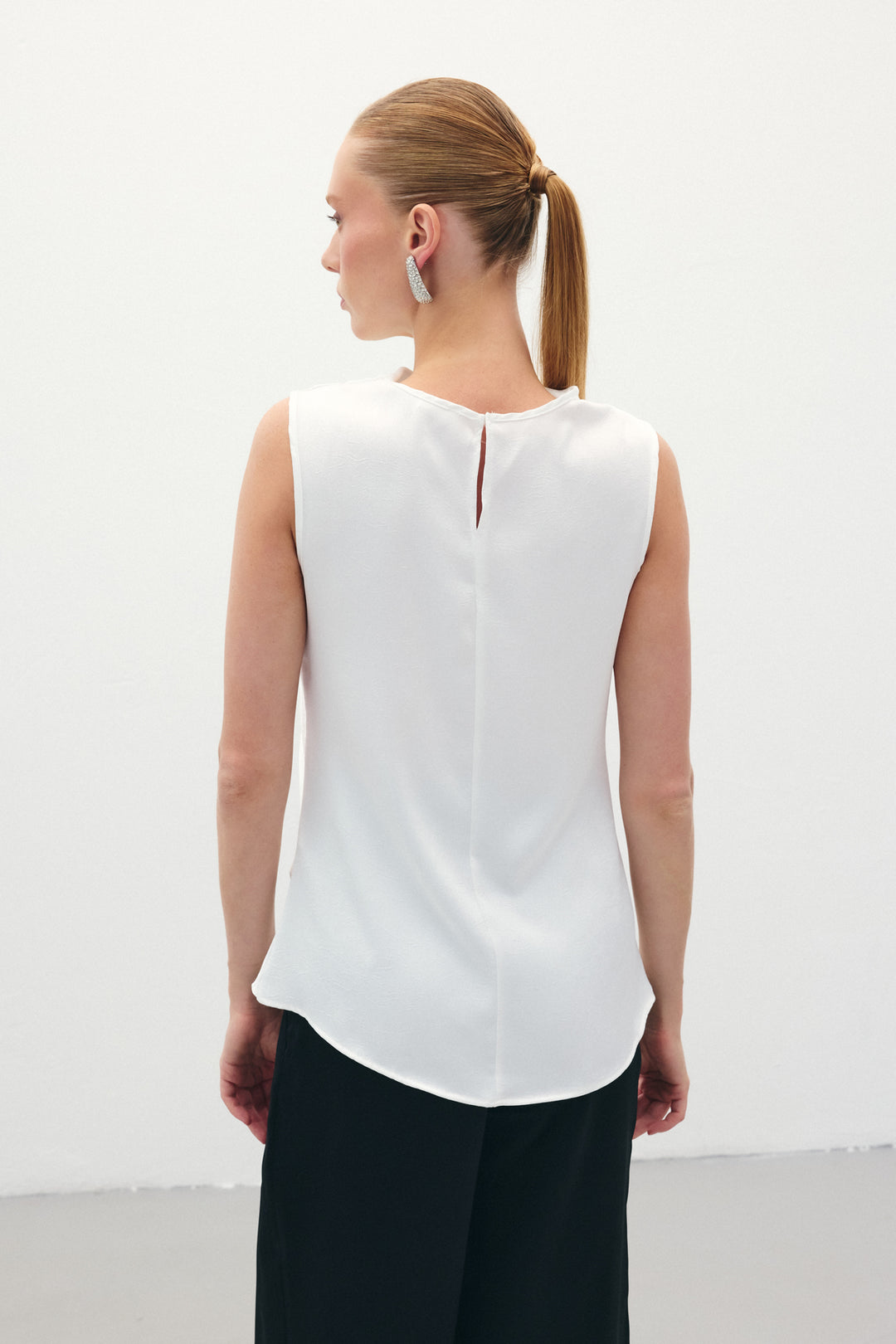 Sateen Blouse en satin à col dégagé - Écru