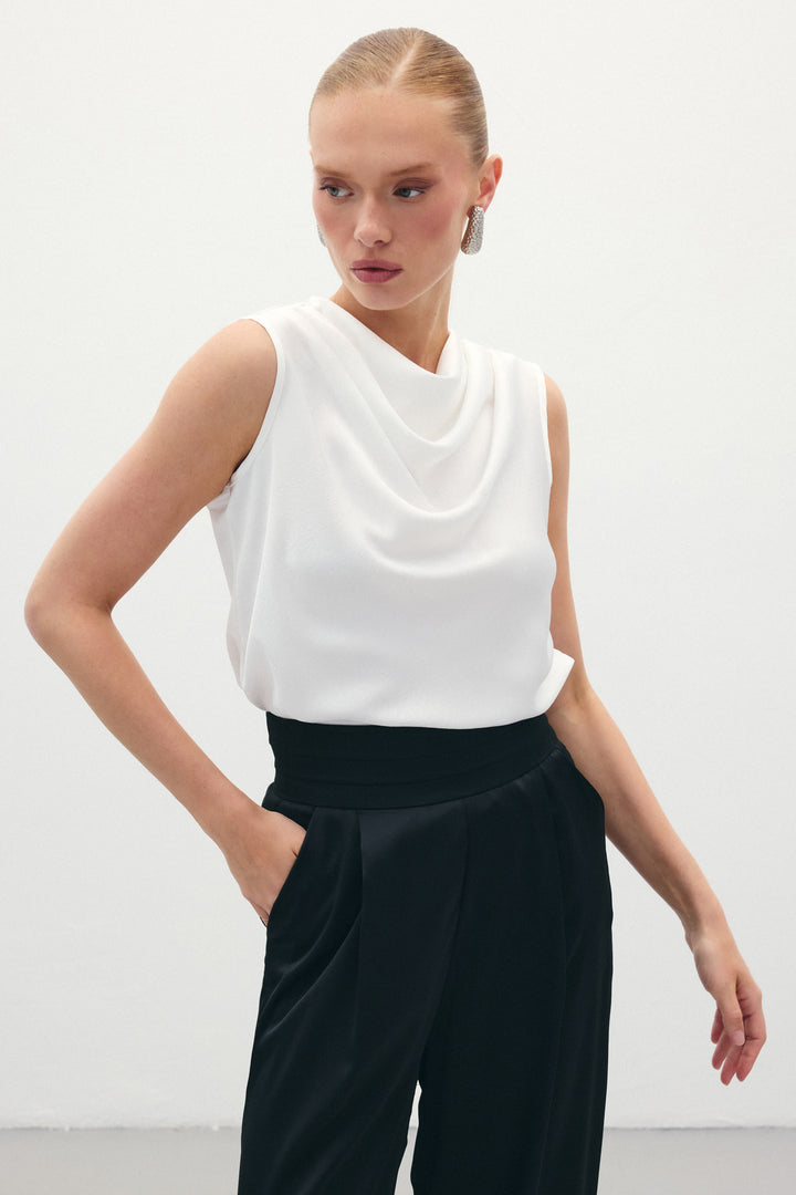Sateen Blouse en satin à col dégagé - Écru