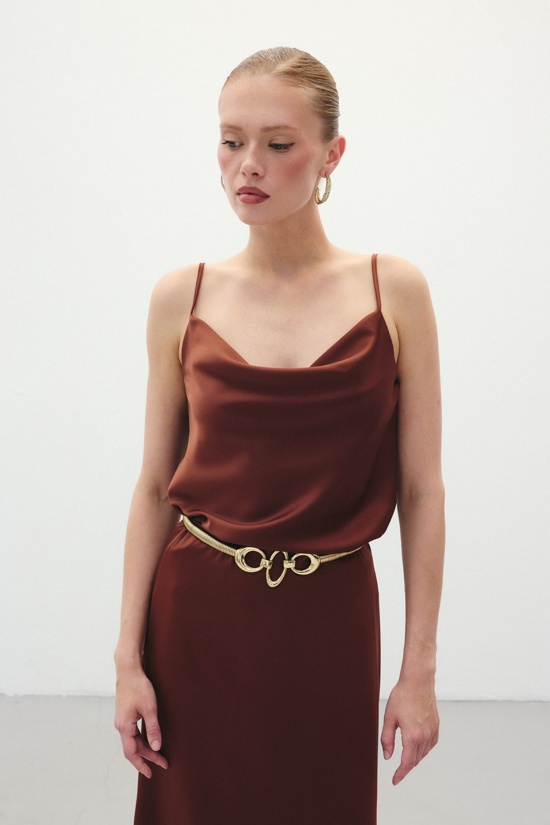 Sateen Blouse en satin à col dégagé - Marron