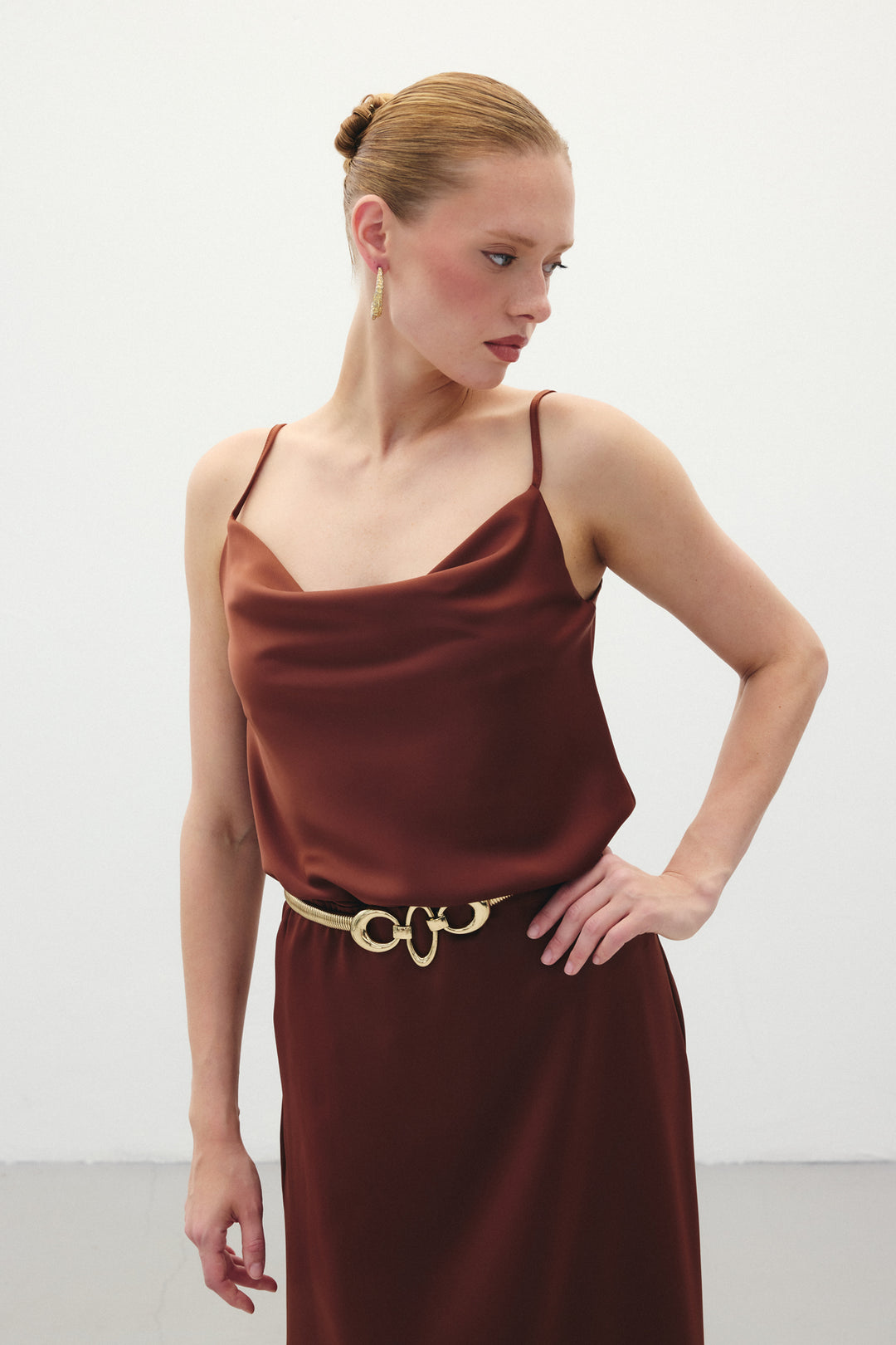 Sateen Blouse en satin à col dégagé - Marron