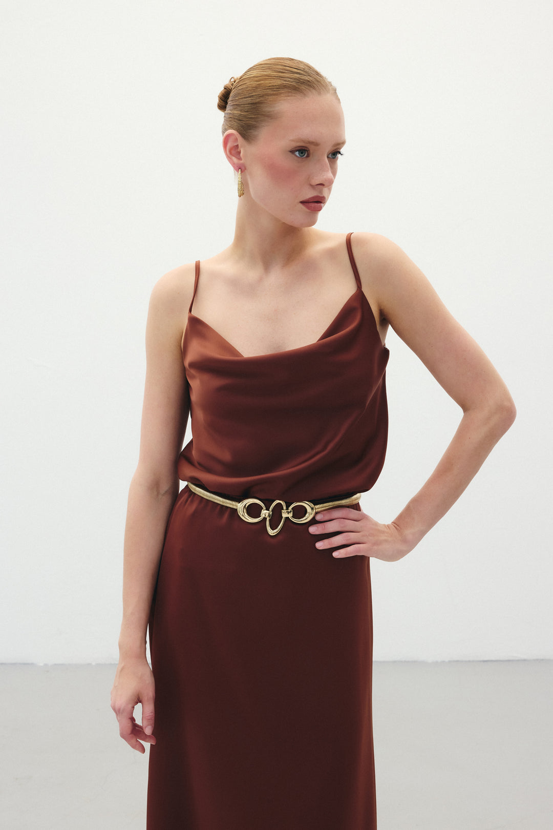 Sateen Blouse en satin à col dégagé - Marron