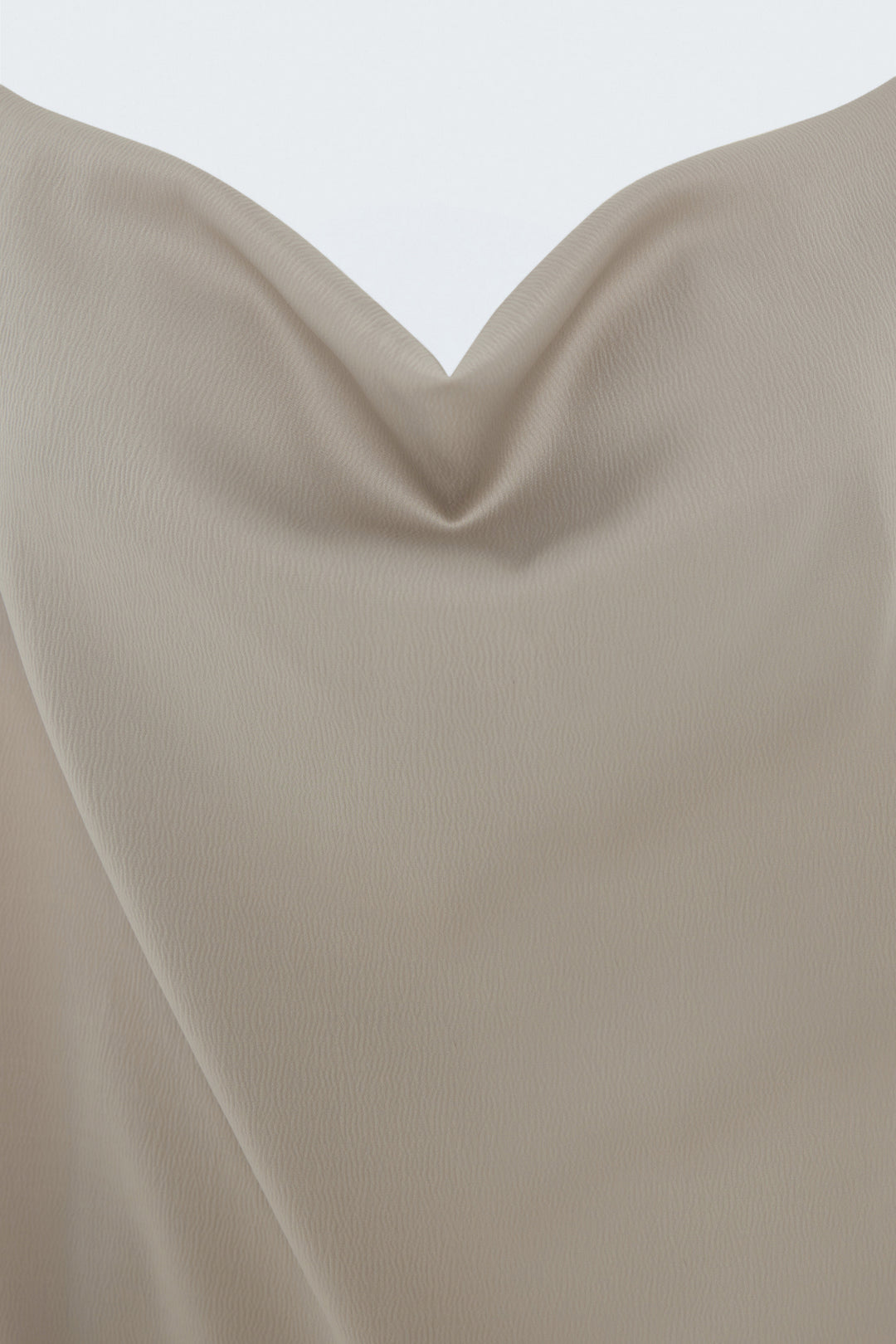 Sateen Blouse satin à col dégagé - Foncé Beige
