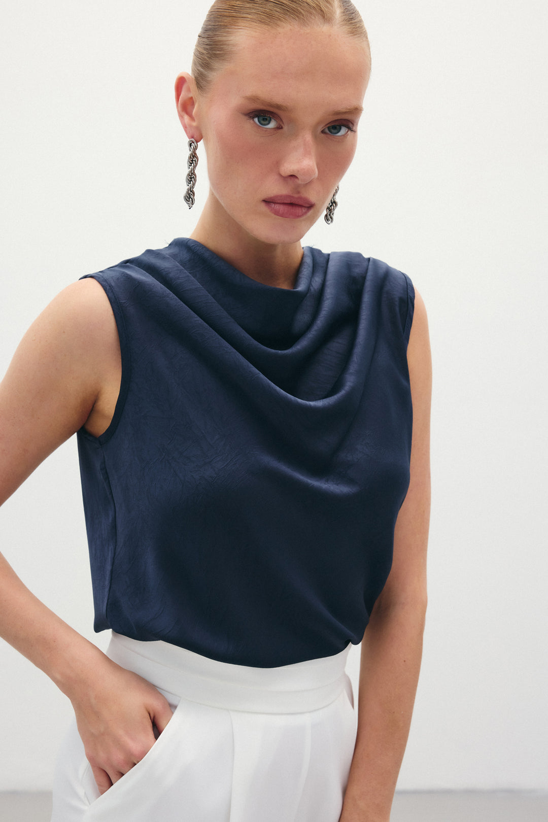 Sateen Blouse en satin à col dégagé - Bleu marine