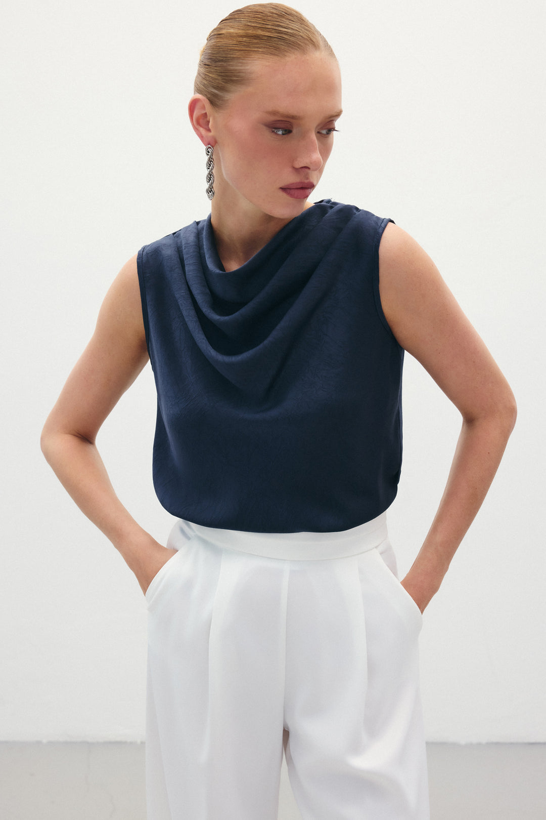 Sateen Blouse en satin à col dégagé - Bleu marine