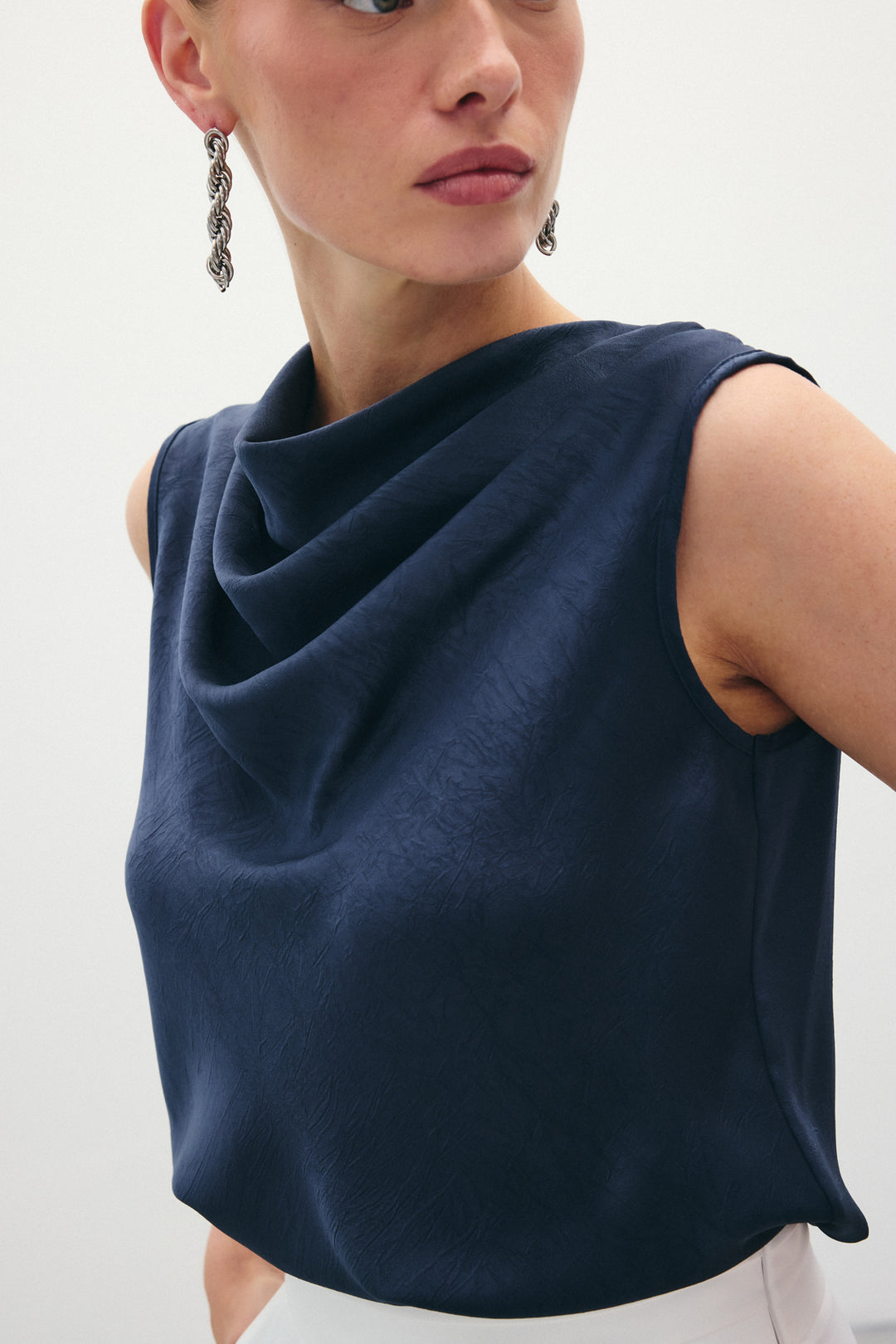 Sateen Blouse en satin à col dégagé - Bleu marine