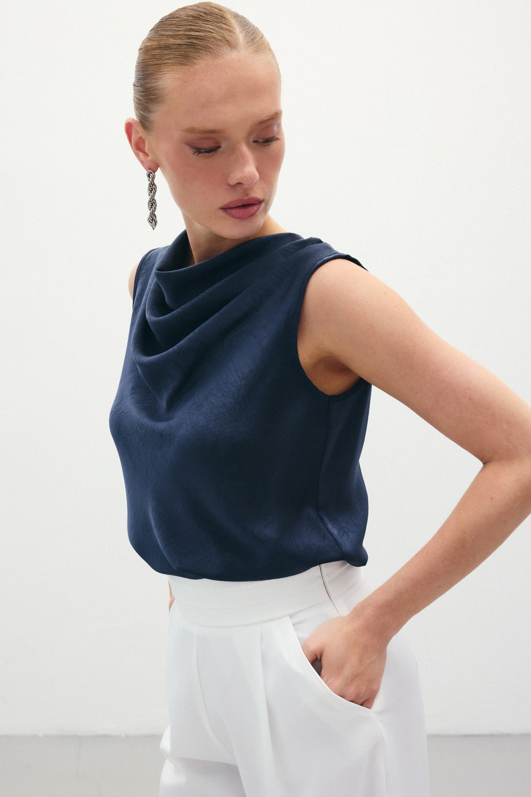 Sateen Blouse en satin à col dégagé - Bleu marine