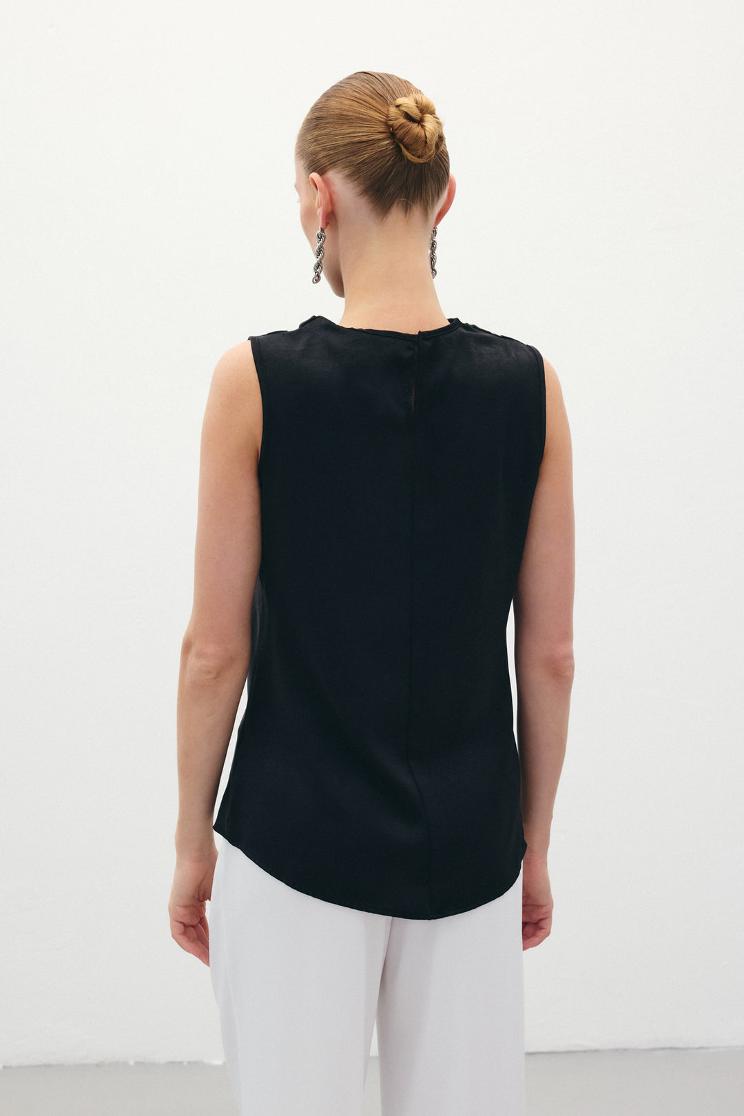Sateen Blouse en satin à col dégagé - Noir