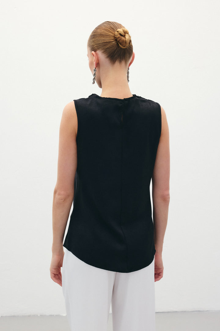 Sateen Blouse en satin à col dégagé - Noir