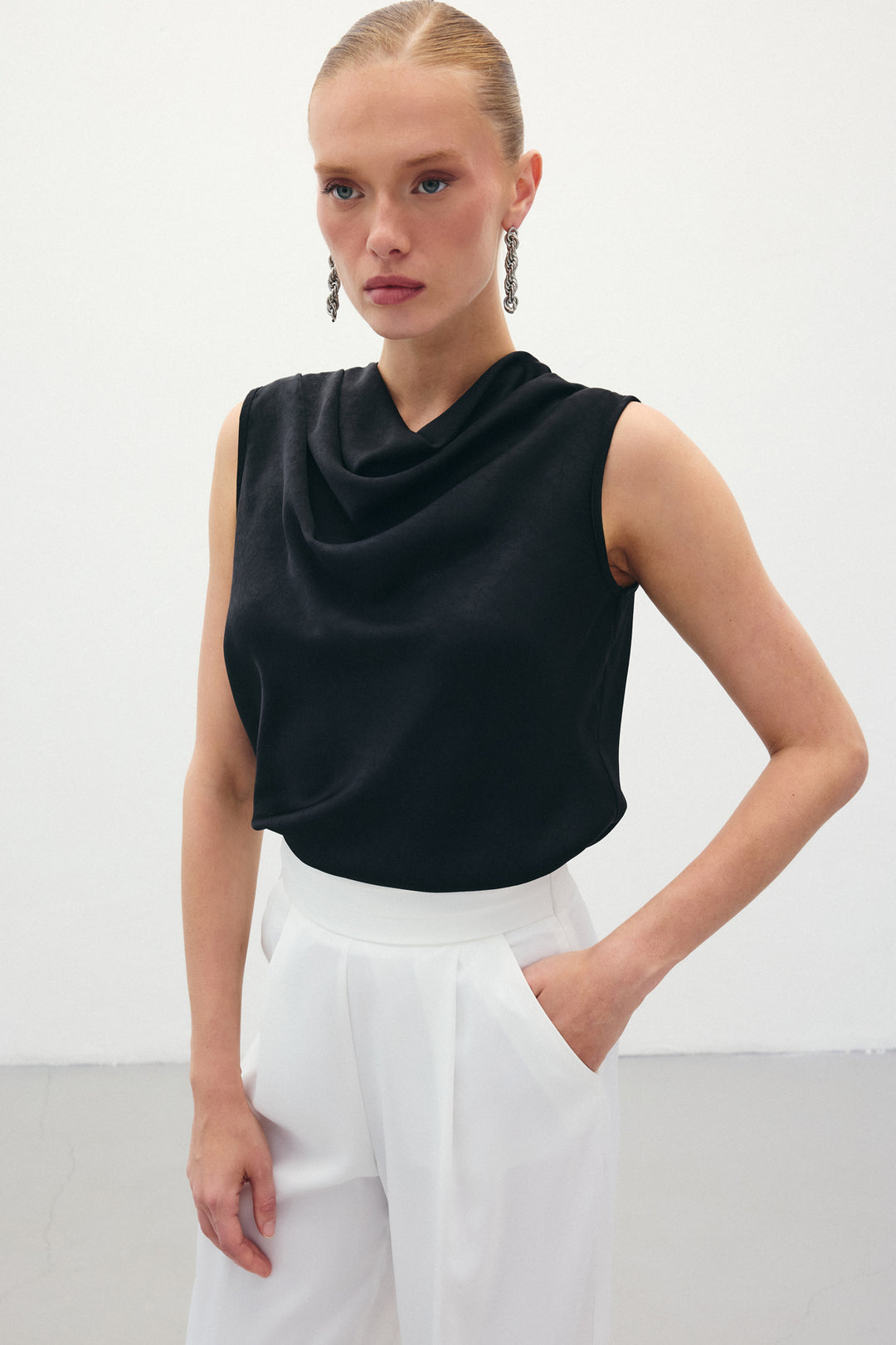 Sateen Blouse en satin à col dégagé - Noir