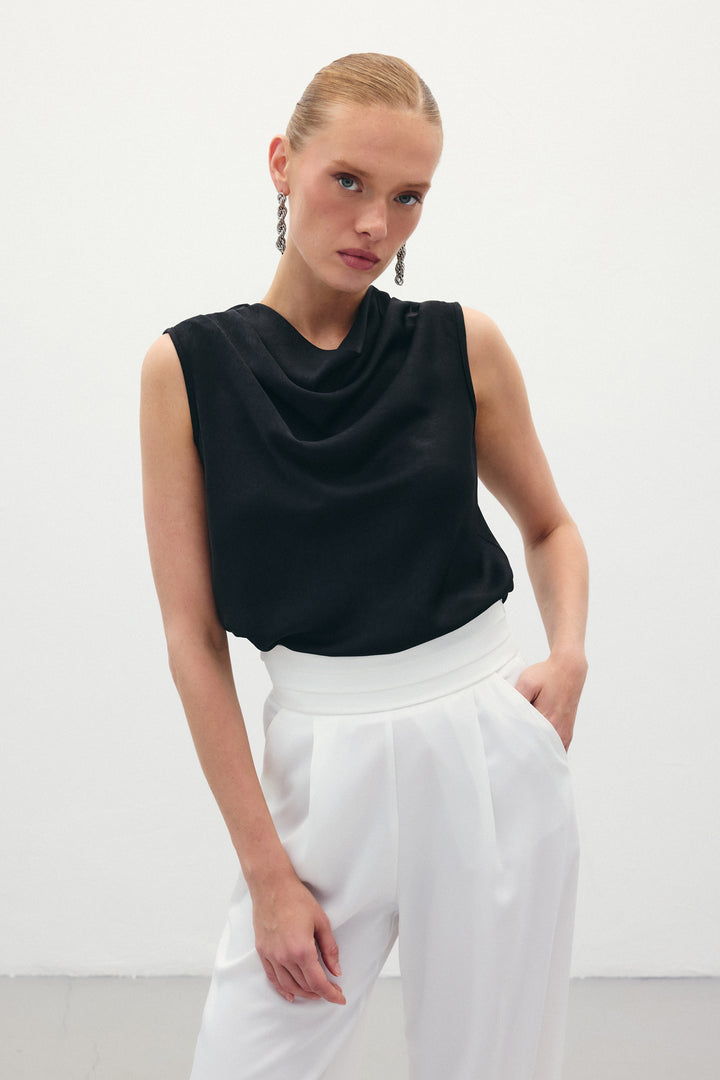 Sateen Blouse en satin à col dégagé - Noir