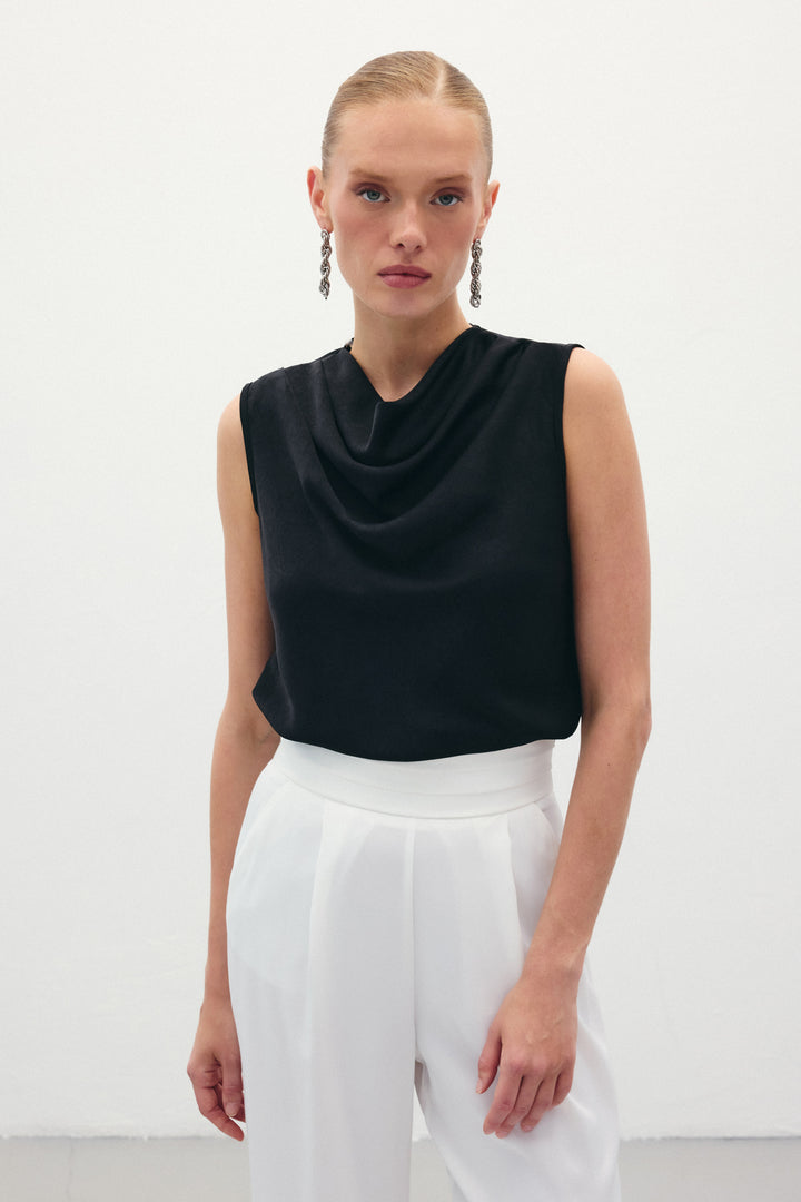 Sateen Blouse en satin à col dégagé - Noir