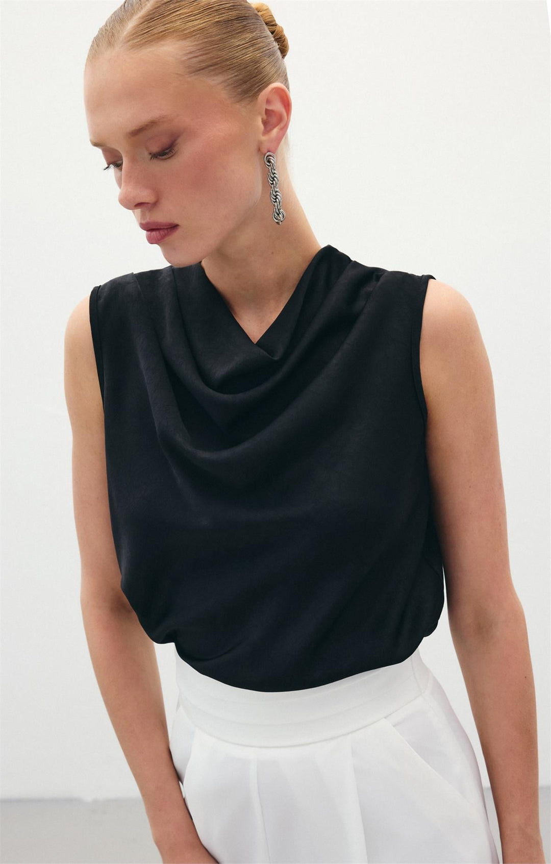 Sateen Blouse en satin à col dégagé - Noir