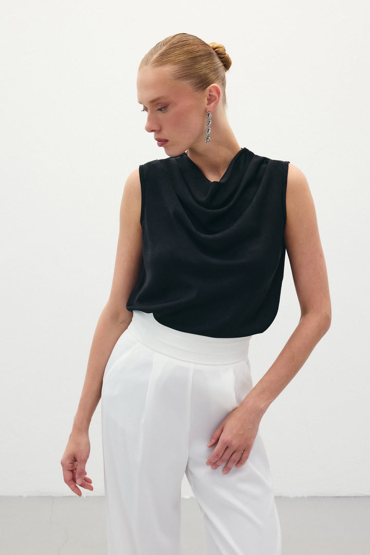 Sateen Blouse en satin à col dégagé - Noir